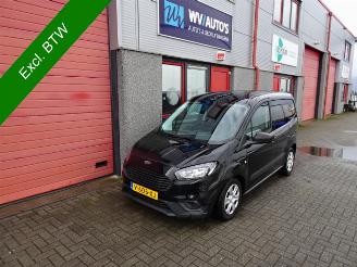 damaged passenger cars Ford Transit Courier 1.5 TDCI Ambiente AIRCO RIJDBARE SCHADE 2019/4