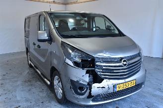krockskadad bil auto Opel Vivaro -B 2017/2