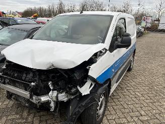 damaged passenger cars Peugeot Partner 1.5 HDI 2020/2