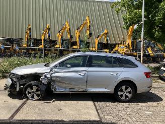 uszkodzony samochody osobowe Skoda Superb 15tsi 110kW 2022/2