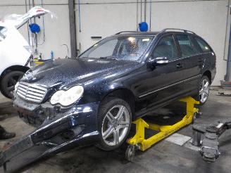 Damaged car Mercedes C-klasse C Combi (S203) Combi 3.0 C-320 CDI V6 24V (OM642.910) [165kW]  (06-200=
5/08-2007) 2006