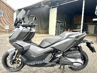 Avarii scootere Honda  ADV 350A 29pk Matgrijs - keyless - handvat verwarming - abs - slechts 5284km gelopen - lichte krassen 2022/10